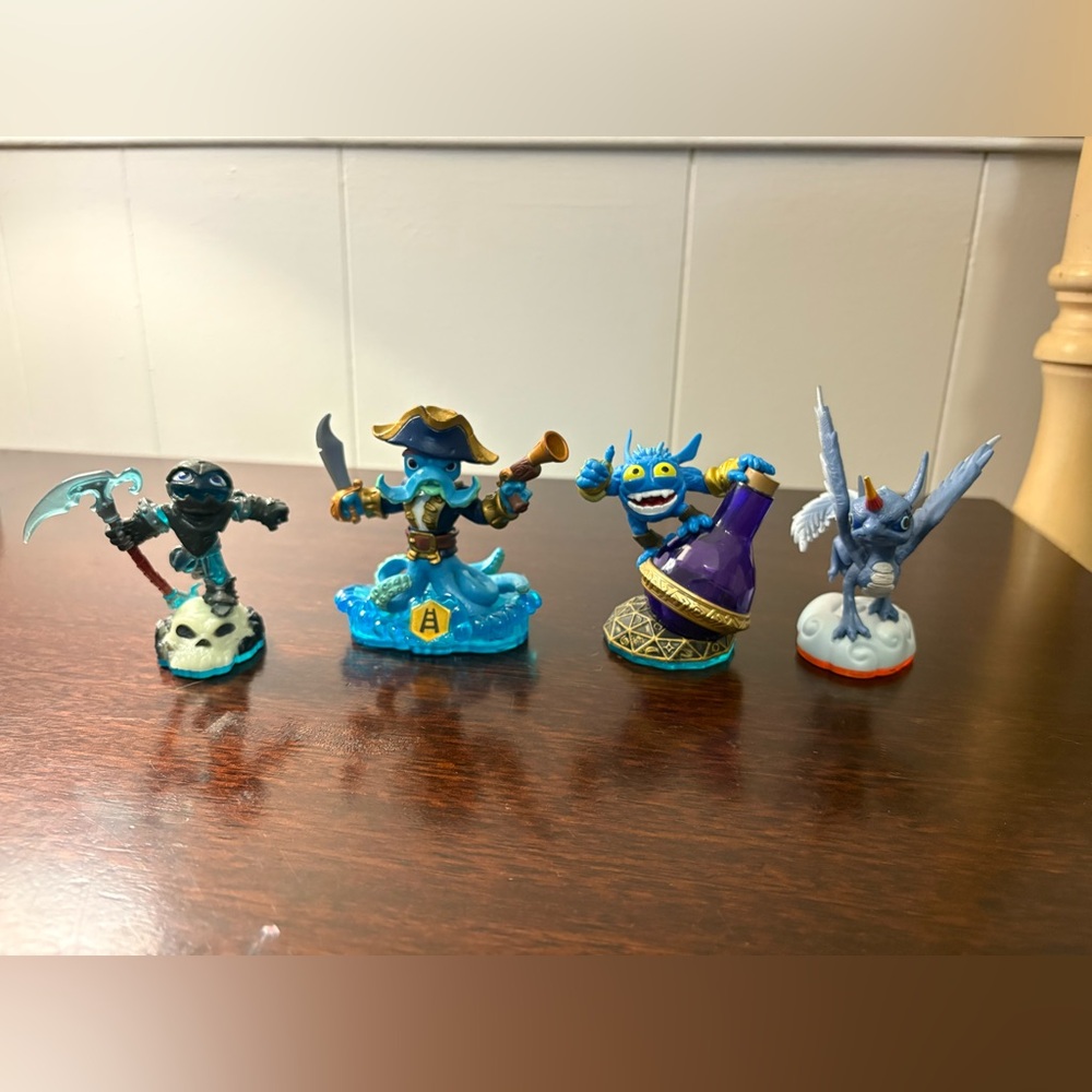 SKYLANDER 4 CHARACTER LOT